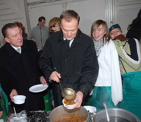 Donald Tusk na Wigilii dla bezdomnych