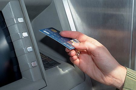 Skanowali dane z bankomatów - wpadli w Bydgoszczy