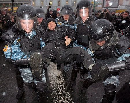 Miedwiediew świętował; milicja rozpędziła opozycję