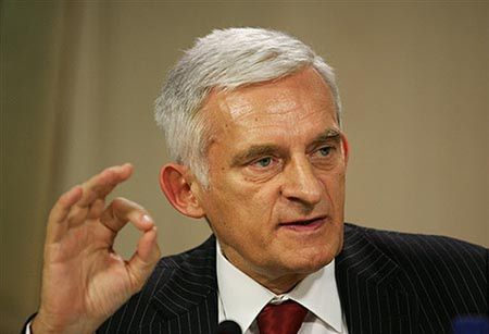 Jerzy Buzek dostał gołębia od szefa PE