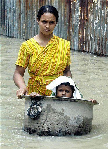 250 ofiar śmiertelnych powodzi w Indiach i Bangladeszu