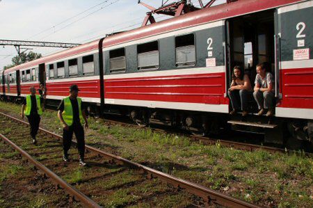 Policja: młodzieńcy wypadli z pociągu, gdy tańczyli pogo