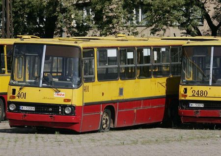 Kupuje gadżety, a autobusy się sypią