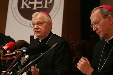 Biskupi do wiernych: Kościół nie boi się prawdy