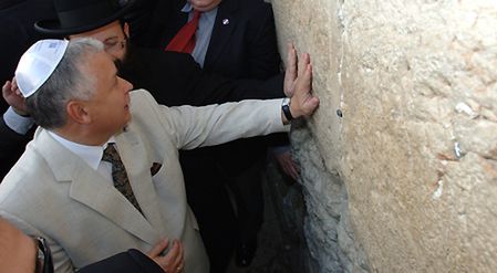 Prezydent Lech Kaczyński pod Ścianą Płaczu w Jerozolimie