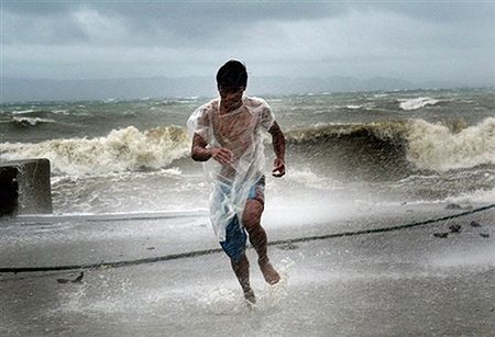 Tajfun Xangsane pustoszy Filipiny