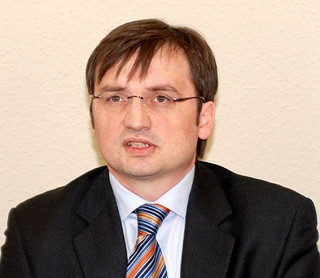 Ziobro: SLD oszukuje opinię publiczną, chroniąc Ostrowską