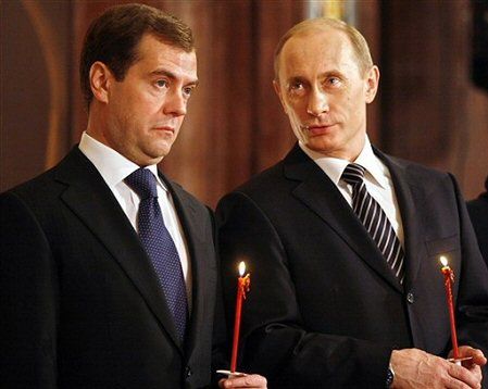 Miedwiediew i Putin tracą na popularności