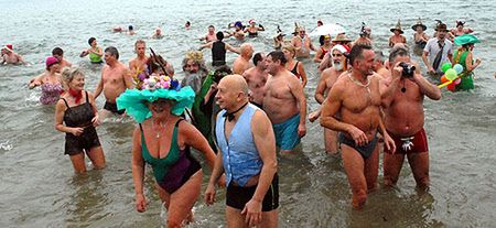 60 "morsów" uczciło Nowy Rok kąpielą w Bałtyku