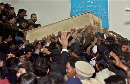 Pakistańczycy tłumnie pożegnali Benazir Bhutto
