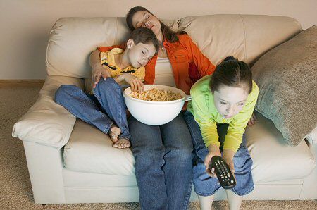 Brytyjskie dzieci jedzą i śpią przed telewizorem