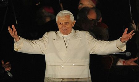Benedykt XVI udziela sakramentów podczas mszy Wigilii Paschalnej