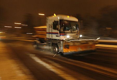 Śląsk: śnieg zasypał drogi, korki na wiele kilometrów