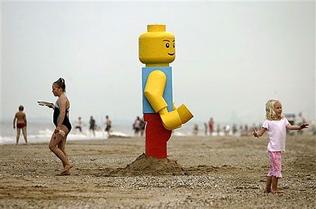 Wyłowili z morza 2,5-metrowego ludzika Lego