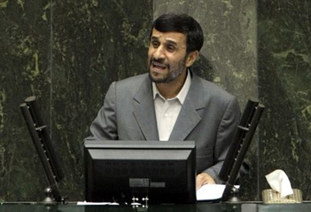 Uniwersytet nie powinien zapraszać Ahmadineżada?