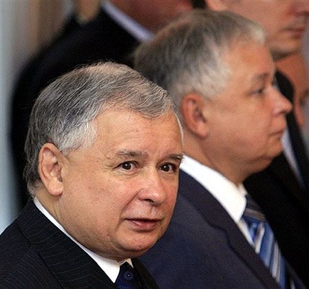 Portal społecznościowy polem walki z braćmi Kaczyńskimi