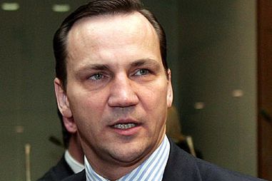 Sikorski z przesiadką wraca na spotkanie z prezydentem