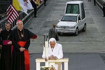 Papież modlił się w "Strefie Zero"