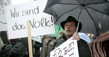 Protest ponad ośmiu tysięcy ludzi na głównym placu Rygi