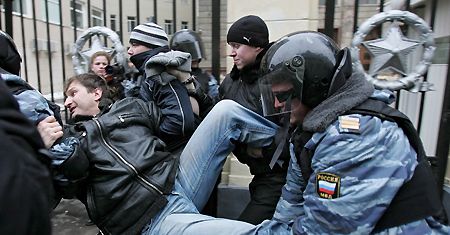 Milicja brutalnie rozpędziła pochód przeciwników Putina