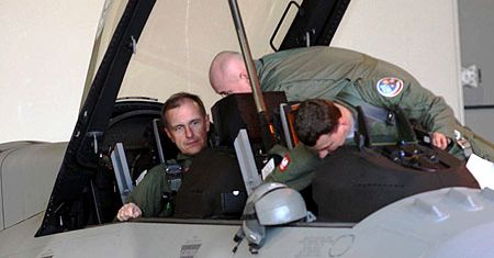 Minister obrony uczestniczył w walce polskich F-16