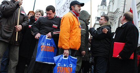 Przepychanki między strajkującymi kupcami i policją