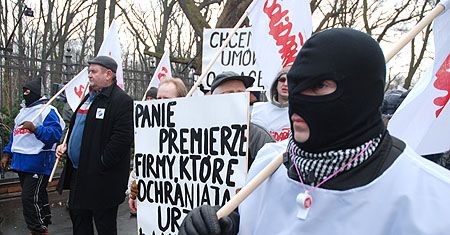 100 osób w kominiarkach przed kancelarią Tuska