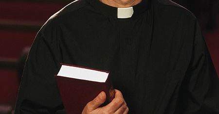 Podając się za księdza, wyłudził ponad 250 tys. zł