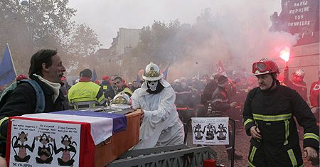 W Paryżu strażacy starli się z policja, 15 osób jest rannych