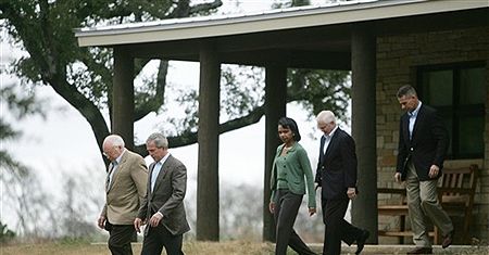 Bush naradza się, co dalej z wojną w Iraku