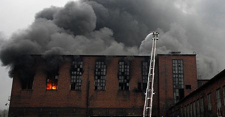 Kilkudziesięciu strażaków walczy z pożarem w Gliwicach