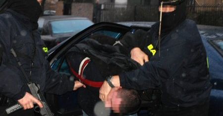Zatrzymano byłych policjantów oferujących zwolnienia z aresztu