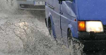 Trudne warunki na drogach, zginęło 11 osób, 107 rannych