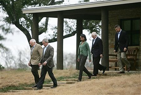 Bush naradza się, co dalej z wojną w Iraku