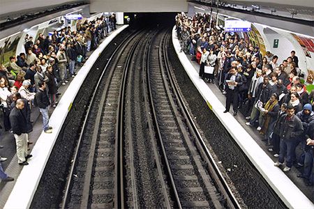 Lektorka metra zwolniona za... autoparodię