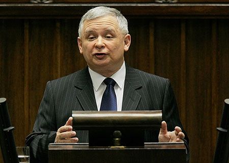 Spada poparcie dla Platformy i rządu, rośnie - dla PiS