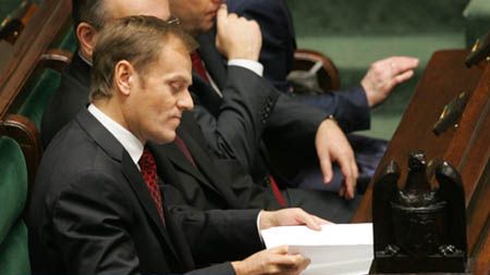 Wystąpienie Donalda Tuska zaczęło się po godz. 9. Premier powiedział między innymi: Chciałbym podzielić się na tej sali i ze wszystkimi rodakami wielkim poczuciem dumy i satysfakcji, że po raz kolejny, tym razem 21 października, Polacy pokazali, że chcą i potrafią wziąć na siebie odpowiedzialność za los Ojczyzny. Poprzednia władza nie potrafiła zmienić na lepsze warunków życia ludzi.