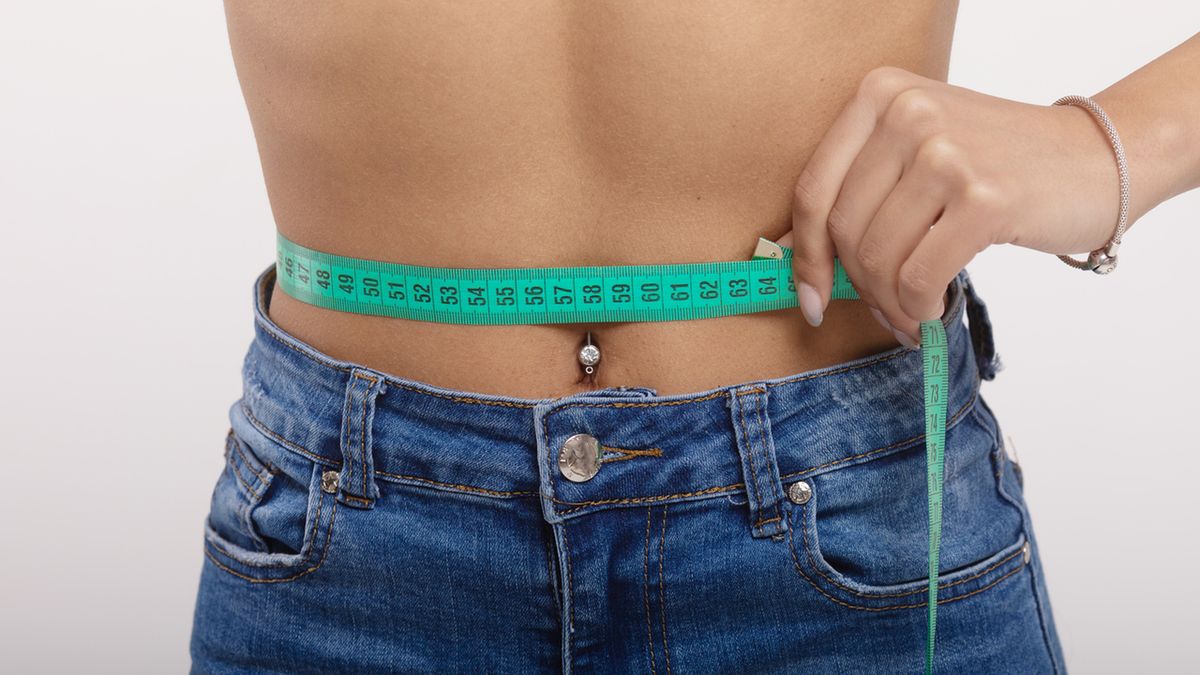 Wskaźnik WHR to stosunek obwodu bioder do talii.