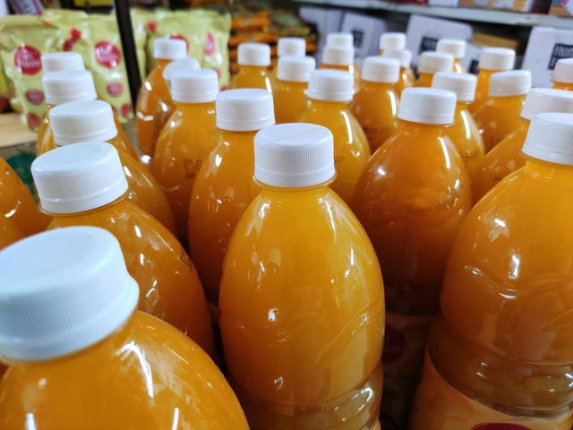 Sok pomarańczowy to niezwykle popularny, ale i zdrowy sok. Mało kto wie, że blokuje on rozwój komórek rakowych. Zapobiega miażdżycy i cukrzycy