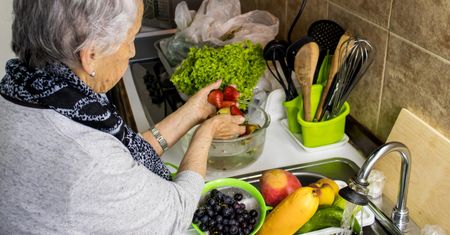 Szybko się psują. Jak przedłużyć świeżość truskawek, malin i jagód?