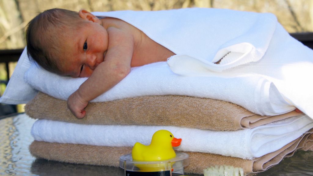 Kąpiel noworodka. Podpowiadamy, jak zrobić to sprawnie i bezpiecznie