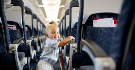 Zmienili dziecku pieluchę na oczach pasażerów. W samolocie śmierdziało jak w toalecie