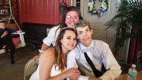 Chory nastolatek wziął ślub z miłością swojego życia (WIDEO)