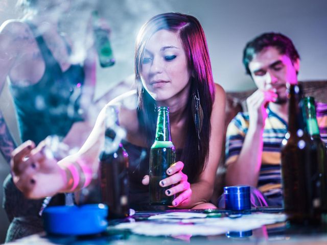 Dopalacze zazwyczaj są zażywane na imprezach przez młodych ludzi.