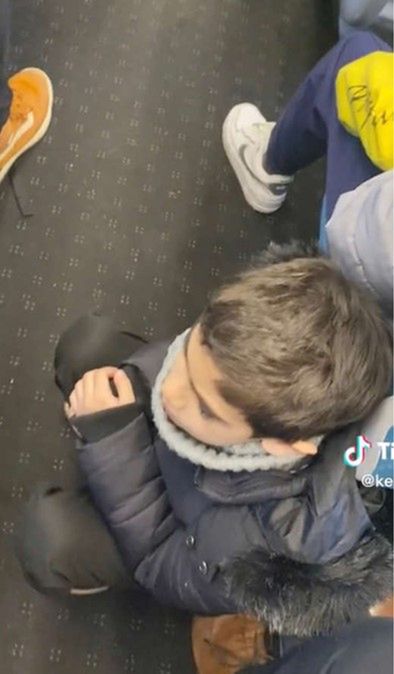 Kobieta nie kryła rozgoryczenia, że nikt nie ustąpił miejsca jej synkowi