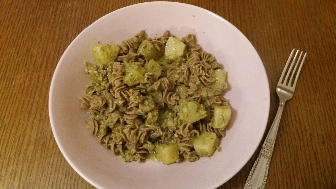 Makaron razowy z ananasem i szpinakiem