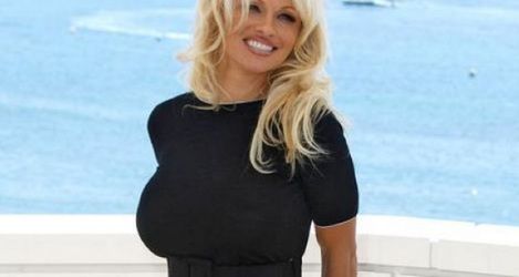 Pamela Anderson z rodziną królewską