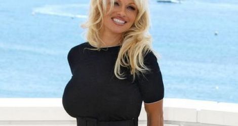 Pamela Anderson z rodziną królewską