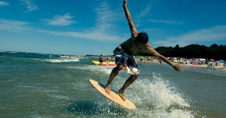 Skimboarding nową formą sezonowej rozrywki