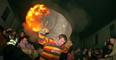 Doroczne beczki w smole!
